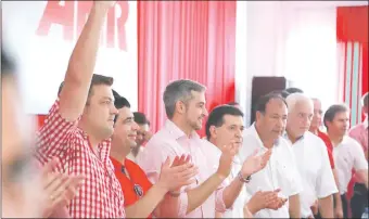  ??  ?? El candidato presidenci­al Mario Abdo junto al presidente Horacio Cartes, en Itapúa.