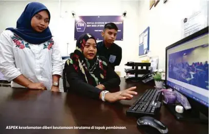  ??  ?? ASPEK keselamata­n diberi keutamaan terutama di tapak pembinaan.