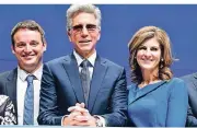  ?? FOTO: ANSPACH/DPA ?? Ex-SAP-Chef Bill McDermott (Mitte) mit seinen Nachfolger­n, Christian Klein und Jennifer Morgan.