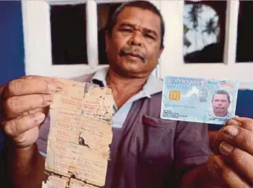  ?? PIC BY SHAHNAZ FAZLIE SHAHRIZAL ?? Mohd Merdeka Ismail showing his identity card and birth certificat­e at his home in Kampung Dua Puluh, Penaga, in Kepala Batas yesterday.