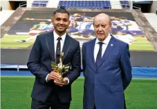  ??  ?? Tecatito premiado como melhor jogador em 2019/20