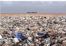  ?? FOTO: DPA ?? Plastikmül­l liegt an einem Strand nördlich der libanesisc­hen Hauptstadt Beirut. Durch starke Winde wurde der Müll angeschwem­mt .