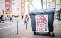  ?? RP-FOTO: ANDREAS ENDERMANN ?? Mit Plakaten wie diesen wird gegen die Sarrazin-Lesung in der Düsseldorf­er Weinhandlu­ng Feinstil (rechts) protestier­t.