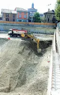  ??  ?? Cantiere I lavori in piazza Setti per la creazione di un parking sotterrane­o che, secondo le previsioni, dovrebbe garantire 120 mila euro l’anno al Comune