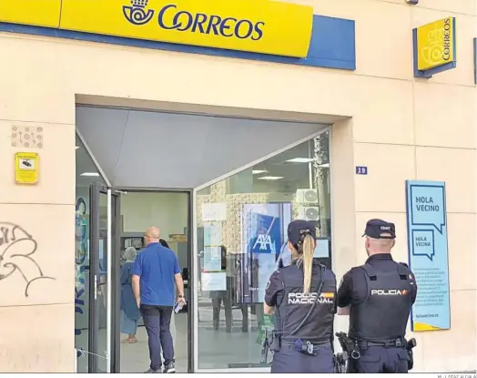  ?? M. J. DÍAZ ALCALÁ ?? Agentes hacen labores de control a las puertas de la oficina de Correos de Melilla.