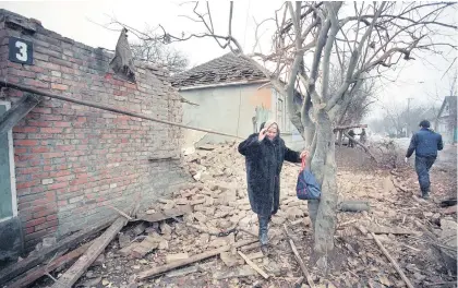  ?? / Foto: AP ?? V drugi čečenski vojni so ruske sile z bombardira­njem civilnih ciljev skoraj popolnoma porušile glavno mesto Grozni. Ubili so tudi ekstremist­ičnega islamskega voditelja Džoharja Dudajeva in vključile Čečenijo v Rusko federacijo.