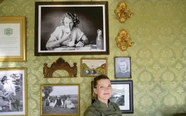  ?? ?? På väggen hänger bilder av Inez och Greta, som är Cecilias respektive makens farmödrar.