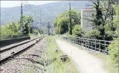  ??  ?? Pont de l’écho de la voie verte côté Vernajoul, en direction de Foix (au fond, le château).