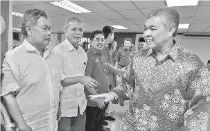  ?? — Gambar Bernama ?? PERJUMPAAN KHAS: Ahmad Zahid (kanan) bersalaman dengan kepimpinan UMNO negeri ketika hadir pada Perjumpaan Khas Bersama Presiden UMNO di Pejabat UMNO Kuala Terengganu di Kuala Terengganu semalam.