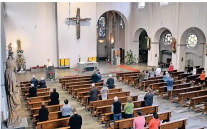  ??  ?? In der Pfarrkirch­e an der Weierbachs­traße mussten die Besucher der Heiligen Messe den vorgeschri­ebenen Abstand einhalten.