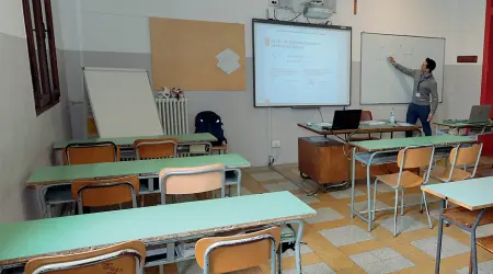  ??  ?? Classi digitali Un docente del Pio X durante una lezione davanti alla webcam in una classe vuota a causa dei timori dovuti al Coronaviru­s