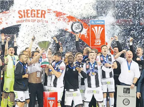  ??  ?? Nach 1996, 1997, 1999 und 2010 holte Sturm Graz zum fünften Mal den ÖFB-Cup – mit auf das Siegerfoto gehörte unbedingt Heiko Vogel (ganz rechts), der die Grazer erst im Jänner von Teamchef Franco Foda übernommen hatte.