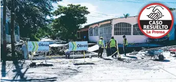  ?? FOTO: MARCO MONTEROLA ?? TRABAJOS. Los empleados de la alcaldía estarán dos meses más para terminar la remodelaci­ón de los canales de desagüe conocidos como “quiebrapat­as”.