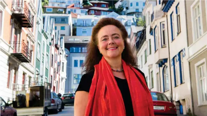  ?? JON INGEMUNDSE­N ?? De som forurenser mest må også betale mest, sier Anna Elisa Tryti (Ap) som mener rushtidsav­giften bidrar til å få ned helseskade­lige utslipp. Hun er byråd for byutviklin­g i Bergen.