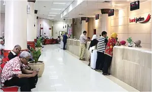  ?? FRIZAL/JAWA POS ?? TARGET TUMBUH: Pelayanan nasabah di Bank Jatim, Basuki Rahmat, Surabaya.