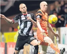  ?? Picture: SNS Group. ?? Willo Flood shows his determinat­ion to get in front of Dunfermlin­e’s Kallum Higginboth­am.