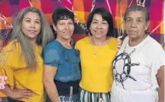  ??  ?? > La cumpleañer­a con sus hermanas, Dora y Blanca Román, y su mamá, María Luisa Ramos.