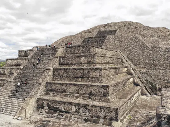  ?? CONTRIBUTE­D ?? Tourists climb the stairs of the pyramid of the Moon at the Teotihuaca­n archaeolog­ical park.