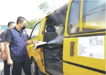  ?? — Gambar Bernama ?? SECARA PERCUMA: Ahli Majlis Tindakan Pengguna Negara (MTPN) Negeri Johor melakukan sanitasi di dalam bas sekolah pada Program Back To School Semburan Disinfeksi Percuma Pandu Lalu anjuran MTPN Negeri Johor, dekat Johor Bahru, semalam.