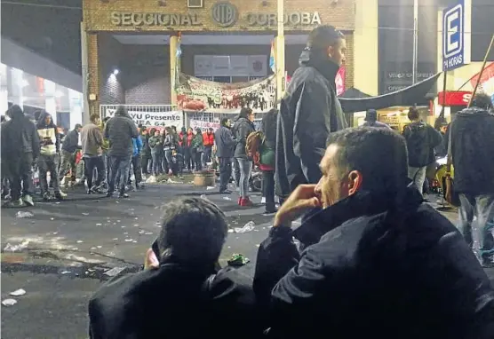  ?? (SERGIO CEJAS) ?? Resisten. Con apoyo de otros gremios, los choferes de UTA se mantuviero­n todo el día frente a la sede sindical de avenida Vélez Sársfield.