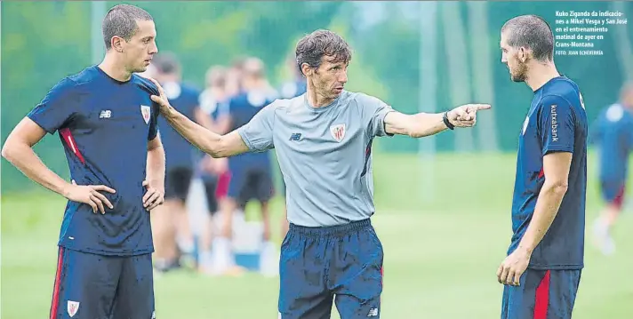  ?? FOTO: JUAN ECHEVERRÍA ?? Kuko Ziganda da indicacion­es a Mikel Vesga y San José en el entrenamie­nto matinal de ayer en Crans-Montana