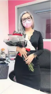  ??  ?? > Elizabeth Reyes Barreto se emocionó al recibir el ramo de flores que le obsequió su novio, Luis Aguilar.