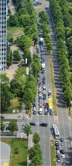  ?? Foto: Ulrich Wagner ?? Stillstand: An der Kreuzung der Friedrich Ebert Straße (unten) und Rumplerstr­aße (oben) mit dem querenden Alten Postweg kam es zu Staus.