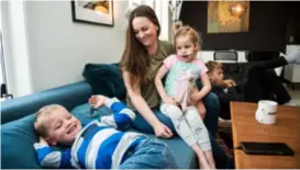  ?? CARINA JOHANSEN ?? Alle de tre barna til Bettina Lindgren er for tidlig født. Lederen i Løvemammae­ne har tilbrakt mye tid ved nyfødtinte­nsiven på SUS. Bildet ble tatt i 2019.