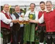  ??  ?? Ein Prosit mit 2. Bürgermeis­ter Gerhard Weiß (Mitte) auf ein zünftiges Dorffest mit dem Musikverei­n in Attenhause­n.