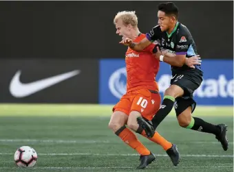  ?? BARRY GRAY THE HAMILTON SPECTATOR FILE PHOTO ?? Forge FC’s Kyle Bekker, top left, battles Christian Ojeda of Guatemala’s Antigua GFC in CONCACAF competitio­n.
