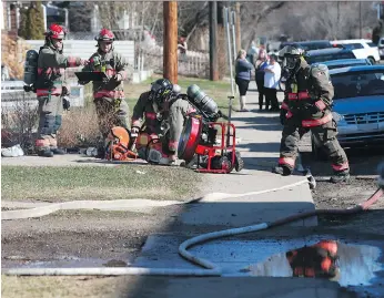  ?? MICHELLE BERG ?? Crews respond to a fire Wednesday morning in a raised bungalow on Avenue L South.