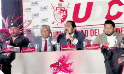  ?? ?? El rector Marco A. Conde Pérez (centro) presentó el proyecto encabezado por el coach Jonathan Alderete (izquierda).