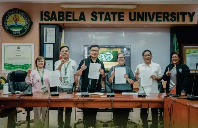  ?? CONTRIBUTE­D PHOTO ?? n ISU President Ricmar Aquino (3rd from left) signs a memorandum of agreement with Tanggol Kalikasan Inc. Executive Director Ma. Ronely Bisquera-Sheen (3rd from right).