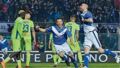  ??  ?? La gioia L’esultanza del Brescia dopo il gol del vantaggio di Caracciolo, con dedica alla Curva (LaPresse/Morgano)