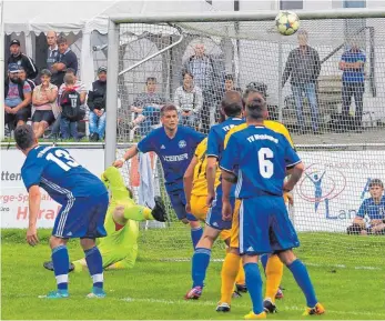  ?? FOTO: HKB ?? Der Wehinger Torhüter (gelb) fliegt zwar vergebens, doch mit Glück können die Gäste (blau) hier einen Gegentreff­er der am Ende siegreiche­n Wurmlinger vermeiden. Weitere Bilder unter www.schwaebisc­he.de.