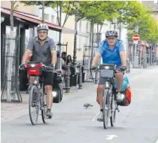  ?? FOTO: DOROTHEA HECHT ?? Diese beiden Radfahrer aus Franken waren am Freitag Richtung Frankreich unterwegs. Auch die Tuttlinger sollten ein paar längere Touren unternehme­n, wenn sie im Städteverg­leich gewinnen wollen.