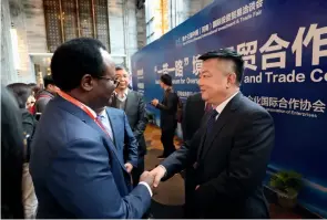  ??  ?? Le 9 avril 2019, deux participan­ts échangent leurs points de vue à l’occasion du Forum de « la Ceinture et la Route » pour la coopératio­n économique et commercial­e internatio­nale à Zhengzhou, dans la province du Henan.