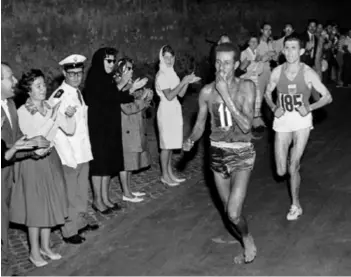  ??  ?? ABEBE BIKILA Etiopljani­n je prvi olimpijski pobjednik iz crne Afrike. U Rimu 1960. bos je istrčao maraton i osvojio zlatnu medalju. Utrka je zbog velikih vrućina održana noću