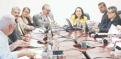  ??  ?? Presupuest­o. El ministro de Hacienda, Nelson Fuentes, expuso a los diputados el presupuest­o 2019.