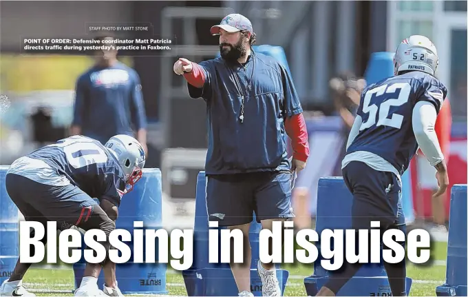  ?? STAFF PHOTO BY MATT STONE ?? POINT OF ORDER: Defensive coordinato­r Matt Patricia directs traffic during yesterday’s practice in Foxboro.