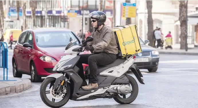  ?? Fotos: Àngel García ?? Lieferfahr­er sieht man die Tage nicht nur auf dem Fahrrad: Sie sind auch mit dem Motorrad unterwegs.