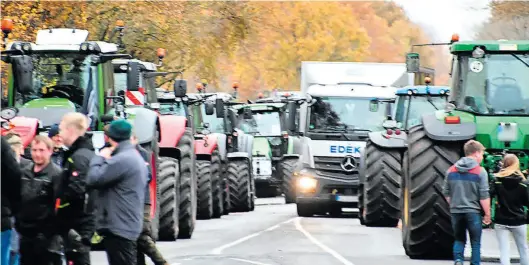  ?? BILD: Torsten von Reeken ?? Nichts geht mehr: Bauern protestier­ten am Donnerstag vor dem Edeka-Zentrallag­er in Westerholt­sfelde.