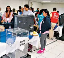  ??  ?? Sorteo. Un total de 17,984 ciudadanos fue electo a través de un sorteo para integrar las JRV.