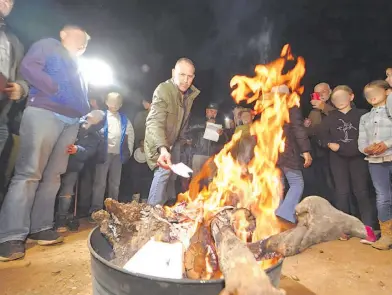  ?? GERARDO AGUIRRE /EL HERALDO DE CHIHUAHUA ?? Realizaron un ritual, quemaron cartas de amor