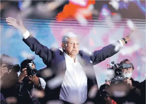  ??  ?? ► Andrés Manuel López Obrador celebra su triunfo en las elecciones, en Ciudad de México.