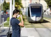  ??  ?? Le port du masque reste obligatoir­e dans les transports en commun. (Photo Dylan Meiffret)