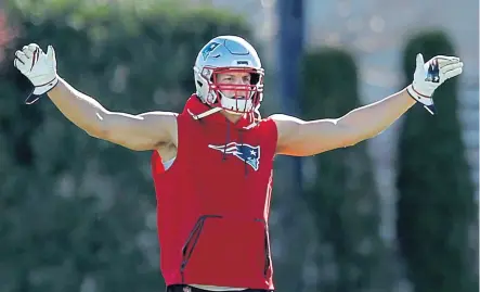  ?? NANCY LANE / BOSTON HERALD ?? WELCOME SIGHT: Rob Gronkowski likely will be on the field for the first time this month when the Patriots face the New York Jets on Sunday in East Rutherford, N.J.