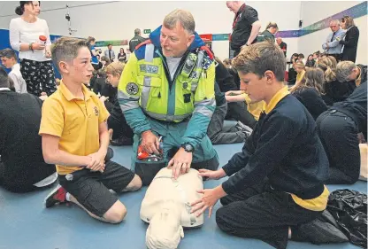  ?? Picture: Dougie Nicolson. ?? Jack Robertson and Brodie Ramsay from Dunning Primary School, with Graeme Ramage from Basics (British Associatio­n of Immediate Care Scotland).
