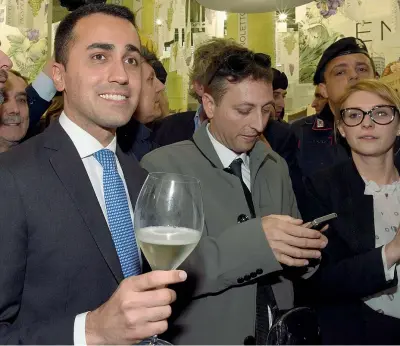  ?? (Lapresse/cavicchi) ?? Brindisi Luigi Di Maio, 31 anni, leader del Movimento 5 Stelle, con un bicchiere di vino tra gli stand del Vinitaly