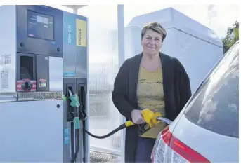  ??  ?? Sandrine Vitry est à l’origine du retour d’une station-service dans la commune